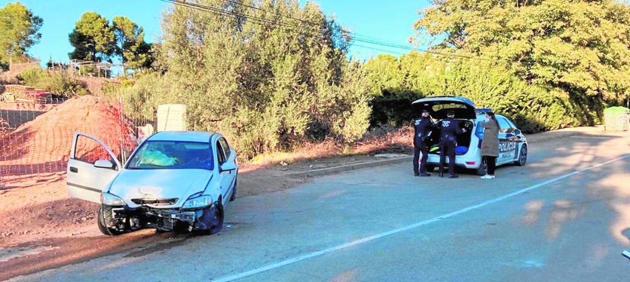 Agentes de la Policía Local atienden un accidente de tráfico en la carretera de la Cresta del Gallo. 