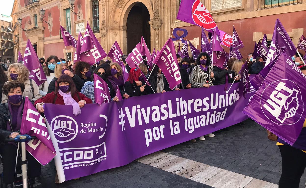 Concentración de los sindicatos en la Plaza Belluga de Murcia, este martes.