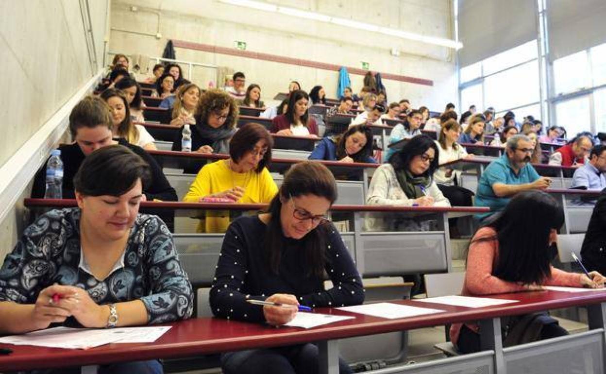 Opositores durante un examen, en una fotografía de archivo.