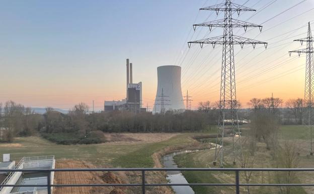 Paso del convoy junto a la central nuclear de Baden-Württemberg, en Alemania.