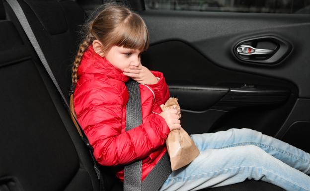 Trucos para evitar que los niños se mareen en el coche