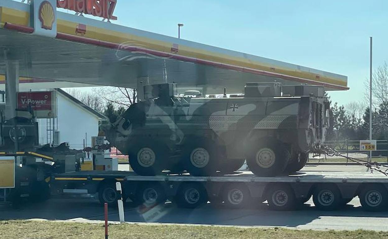 Un vehículo militar, remolcado en una gasolinera en Polonia.