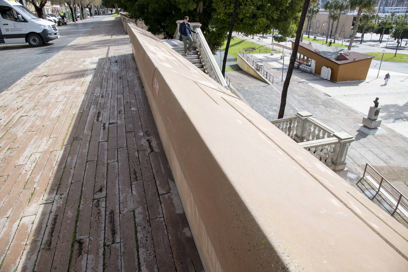 Fotos: Arrecian las quejas por los desperfectos en el pavimento de decenas de calles y plazas de Cartagena