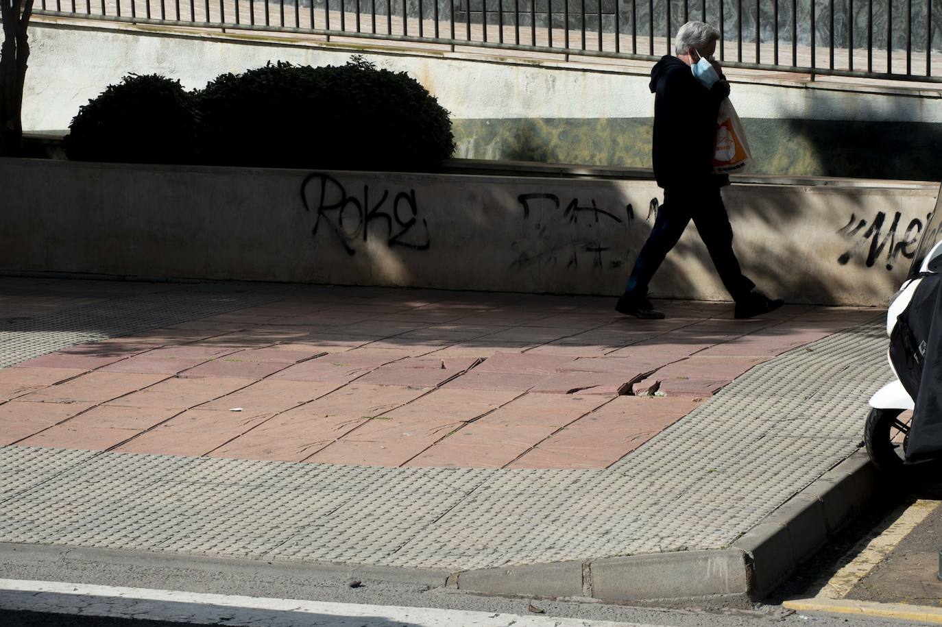 Fotos: Arrecian las quejas por los desperfectos en el pavimento de decenas de calles y plazas de Cartagena