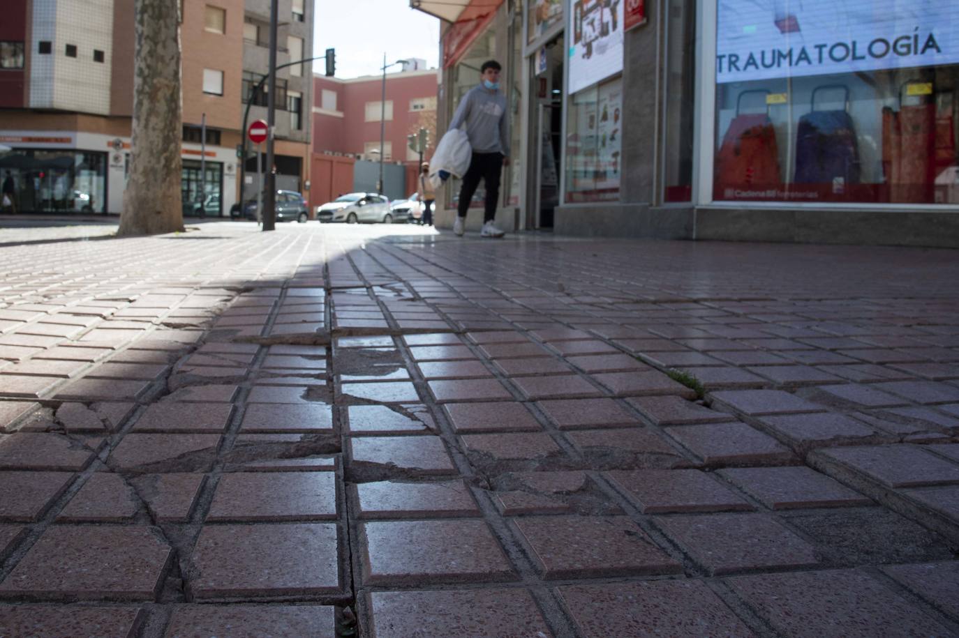 Fotos: Arrecian las quejas por los desperfectos en el pavimento de decenas de calles y plazas de Cartagena