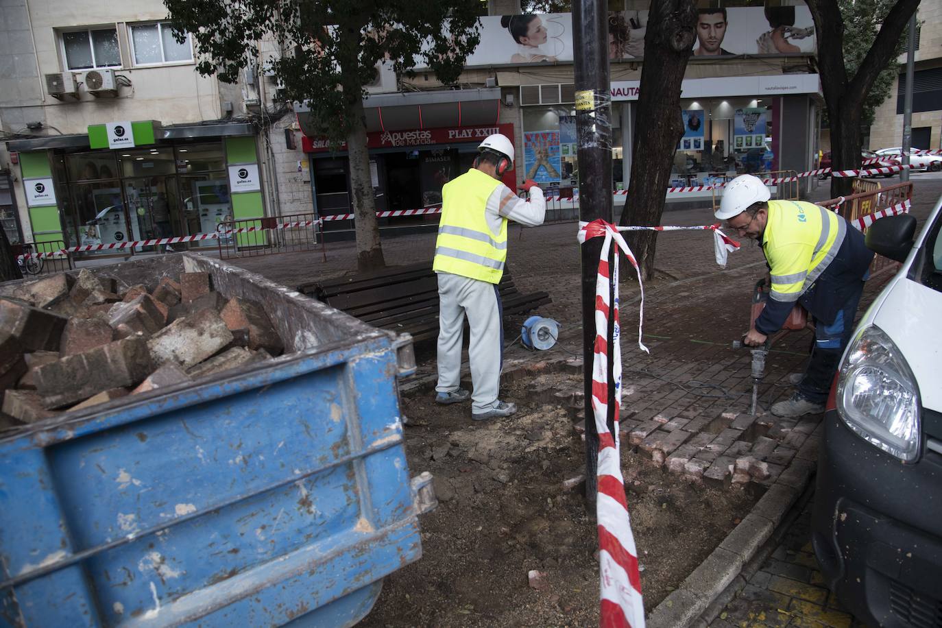 Fotos: Arrecian las quejas por los desperfectos en el pavimento de decenas de calles y plazas de Cartagena