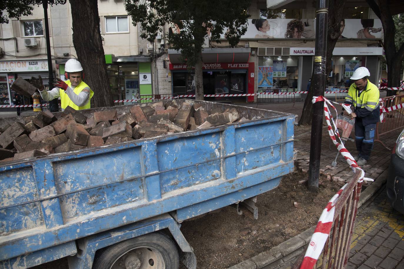 Fotos: Arrecian las quejas por los desperfectos en el pavimento de decenas de calles y plazas de Cartagena