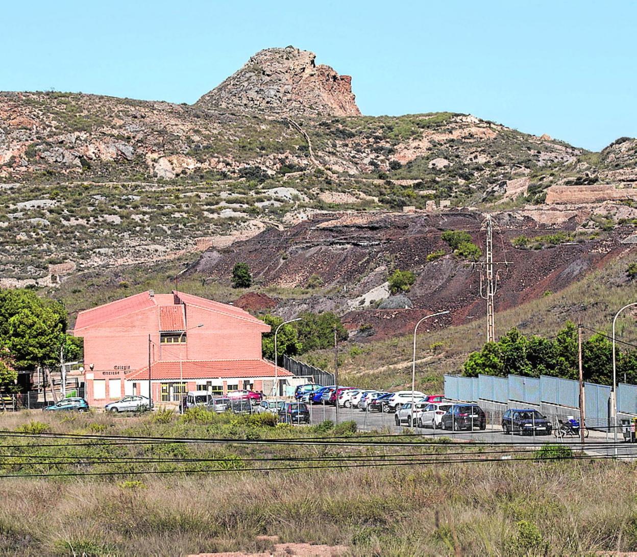 Colegio Enrique Viviente, en La Unión, rodeado de residuos. 