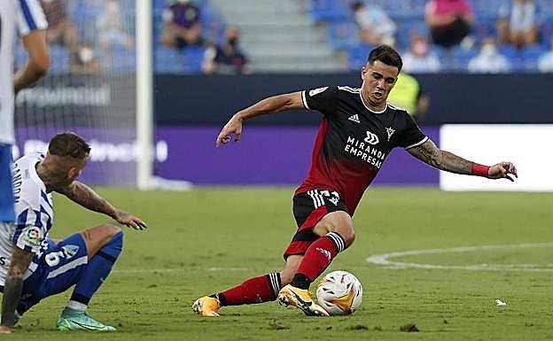Simón Moreno, jugador del Mirandés, conduce la pelota ante el Málaga, el pasado mes de agosto. 