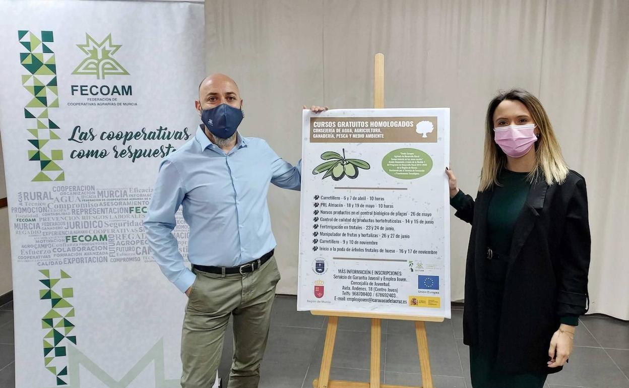 Pedro Sánchez (FECOAM) y la concejal de Juventud, Laura Sánchez.