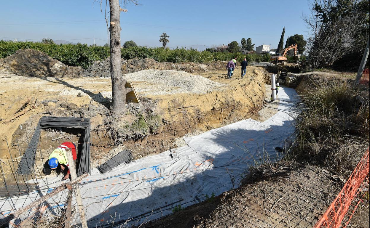 Obras de hormigonado de la acequia de Benetucer, en Murcia, realizadas por la Junta de Hacendados la semana pasada. 