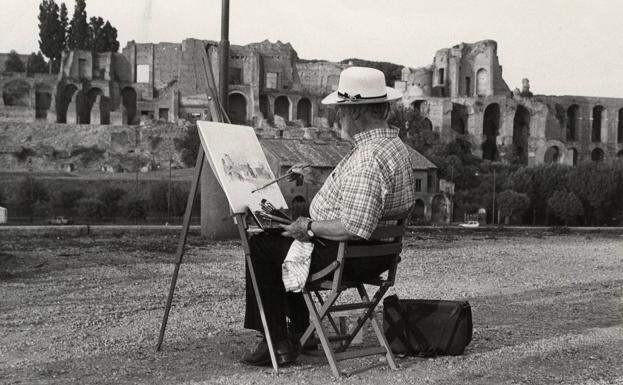 El pintor y escritor Ramón Gaya (Murcia, 1910-Valencia, 2005) ante el Circo Máximo (Roma, 1990). 