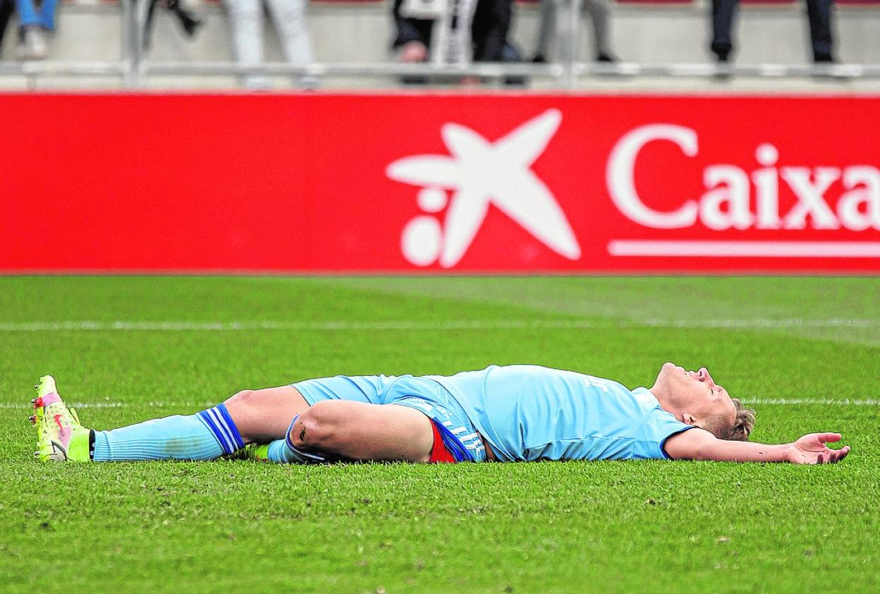 Pablo De Blasis, fundido, se lanza al suelo tras señalar el árbitro el final del partido, ayer en Anduva.
