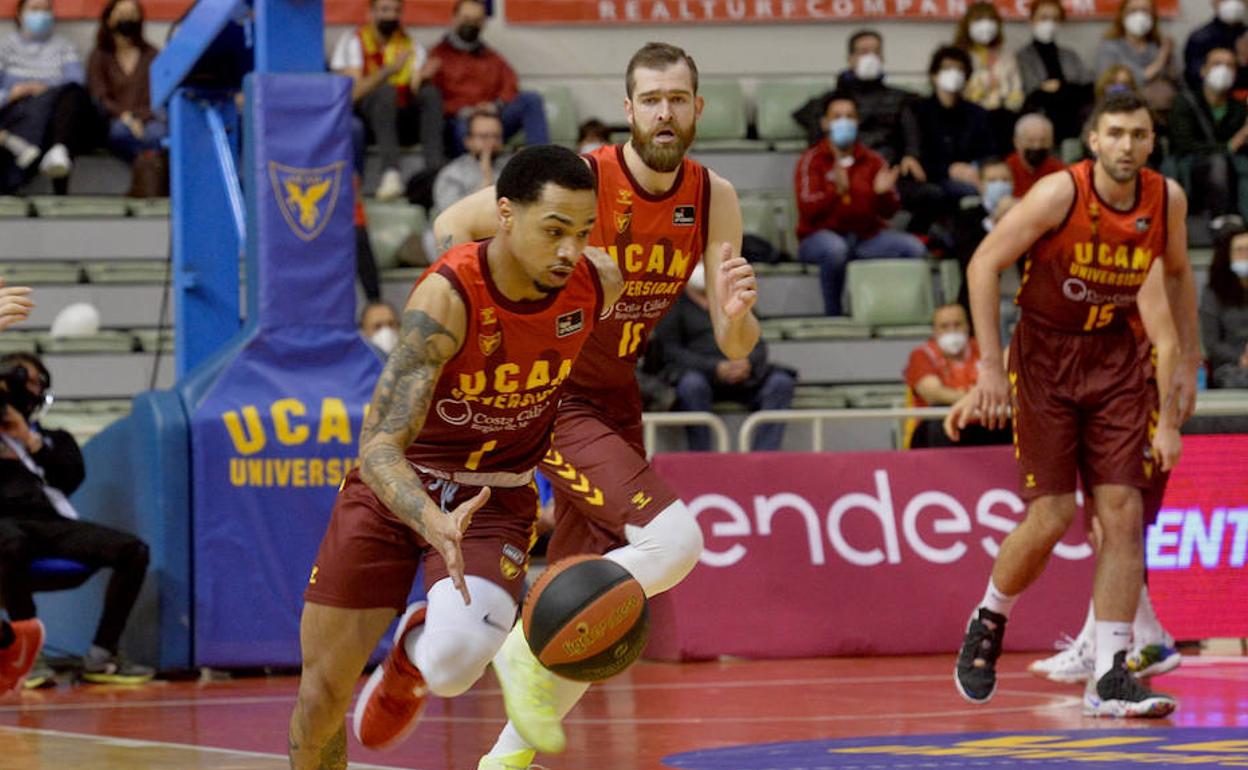 Jordan Davis inicia el ataque del UCAM conduciendo el balón.