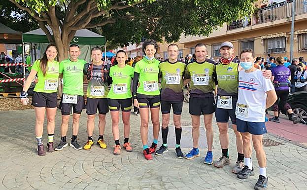 En el centro con el dorsal 2, la corredora María Del Mar Abellán, que volvió a participar en la prueba tras superar un cáncer.