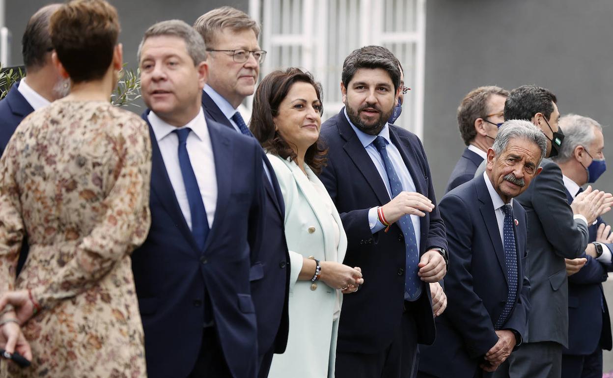 López Miras charla con la presidenta de La Rioja, Concha Andreu, mientras espera con el resto de los presidentes autonómicos la llegada del Rey, antes de la Conferencia de Presidentes de este sábado.