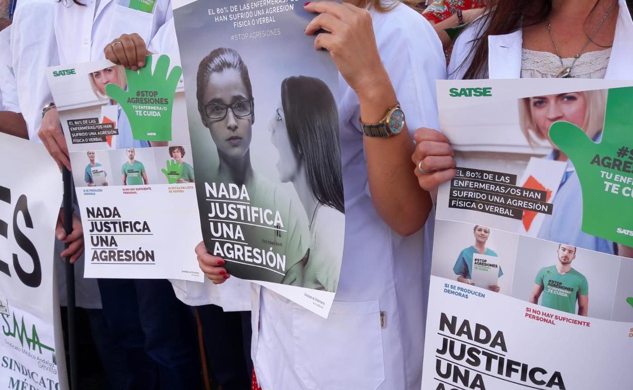 Enfermeros con carteles donde se denuncian las agresiones sufridas.