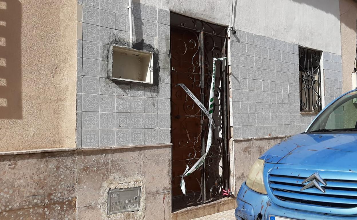 Puerta de la vivienda donde se produjo la reyerta mortal. 