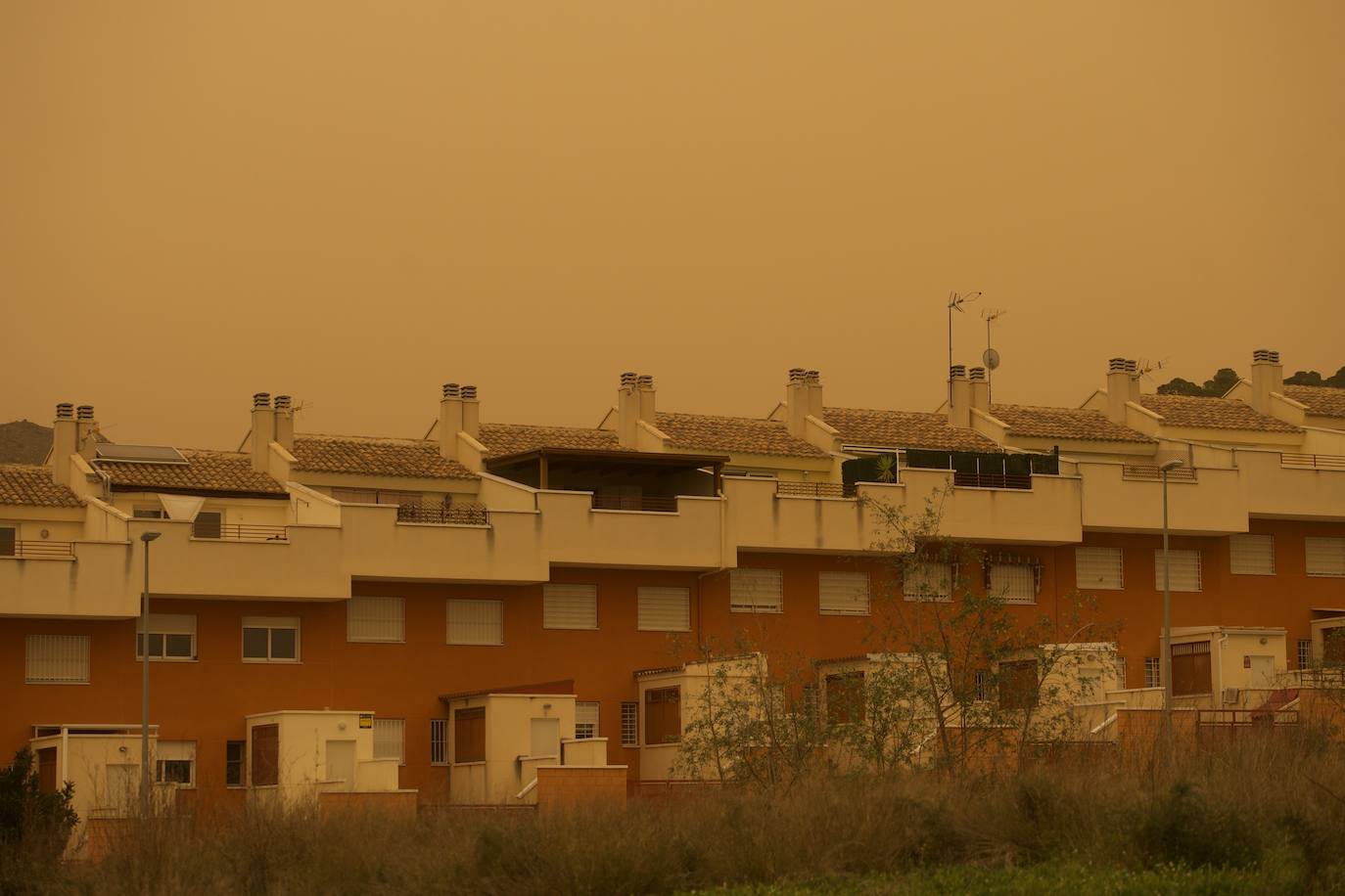 Fotos: La calima, el fenómeno meteorológico que tiñe de naranja los cielos de la Región de Murcia