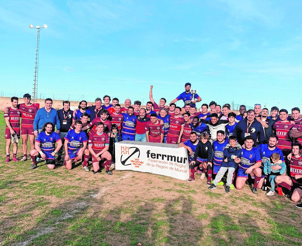 Los jugadores de ambos equipos posan tras el partido decisivo del campeonato territorial, este sábado en La Asomada (Cartagena). 