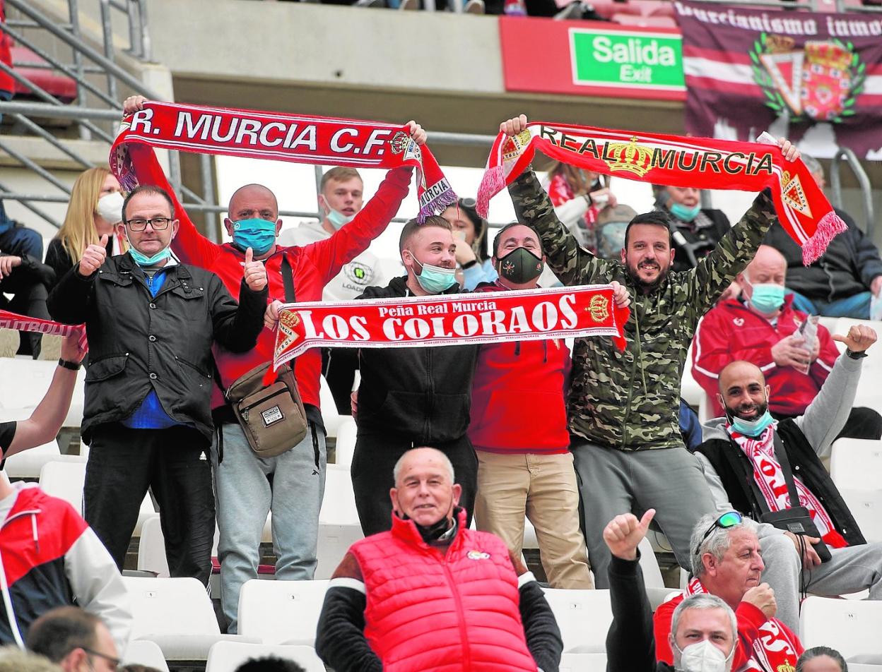 Unos 5.000 aficionados del Real Murcia apoyaron a su equipo ayer en el choque del Enrique Roca. 