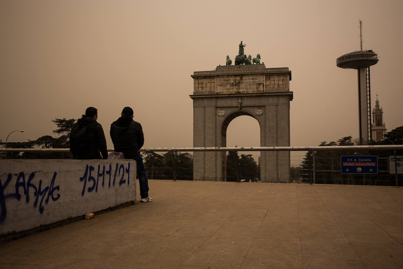 El Arco del Triunfo de Moncloa, con el mirado al fondo, deja una estampa marciana. 