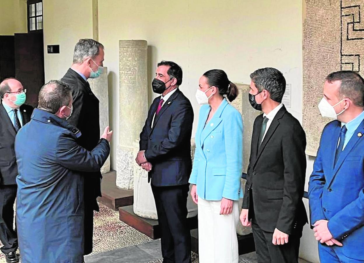 Felipe VI saluda al alcalde José Antonio Serrano, ayer, en la inauguración de la exposición de Alfonso X. 