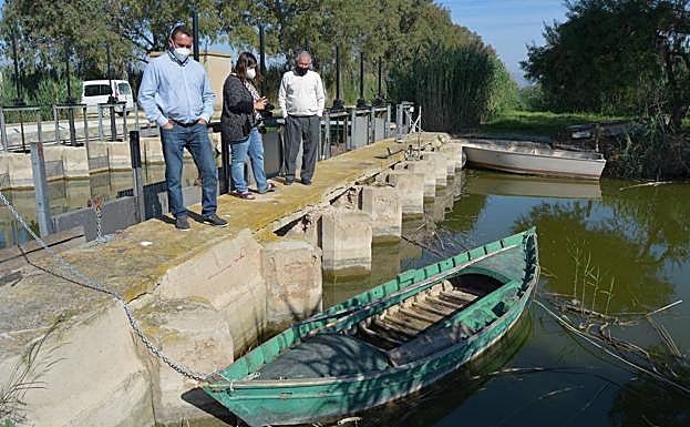 José y Ginés Blaya flanqueando a Carolina García. 
