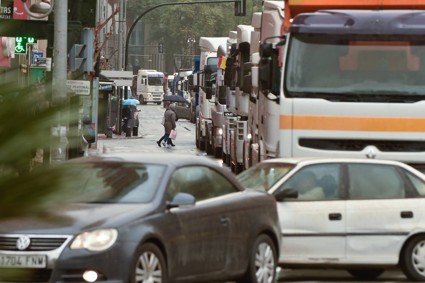 Fotos: El centro de Murcia se llena de camiones por la huelga de transporte