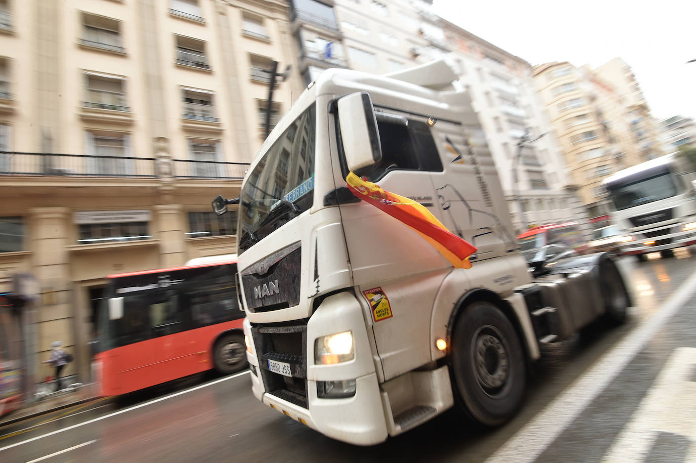 Fotos: El centro de Murcia se llena de camiones por la huelga de transporte