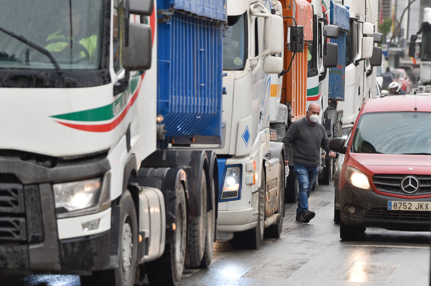 Fotos: El centro de Murcia se llena de camiones por la huelga de transporte