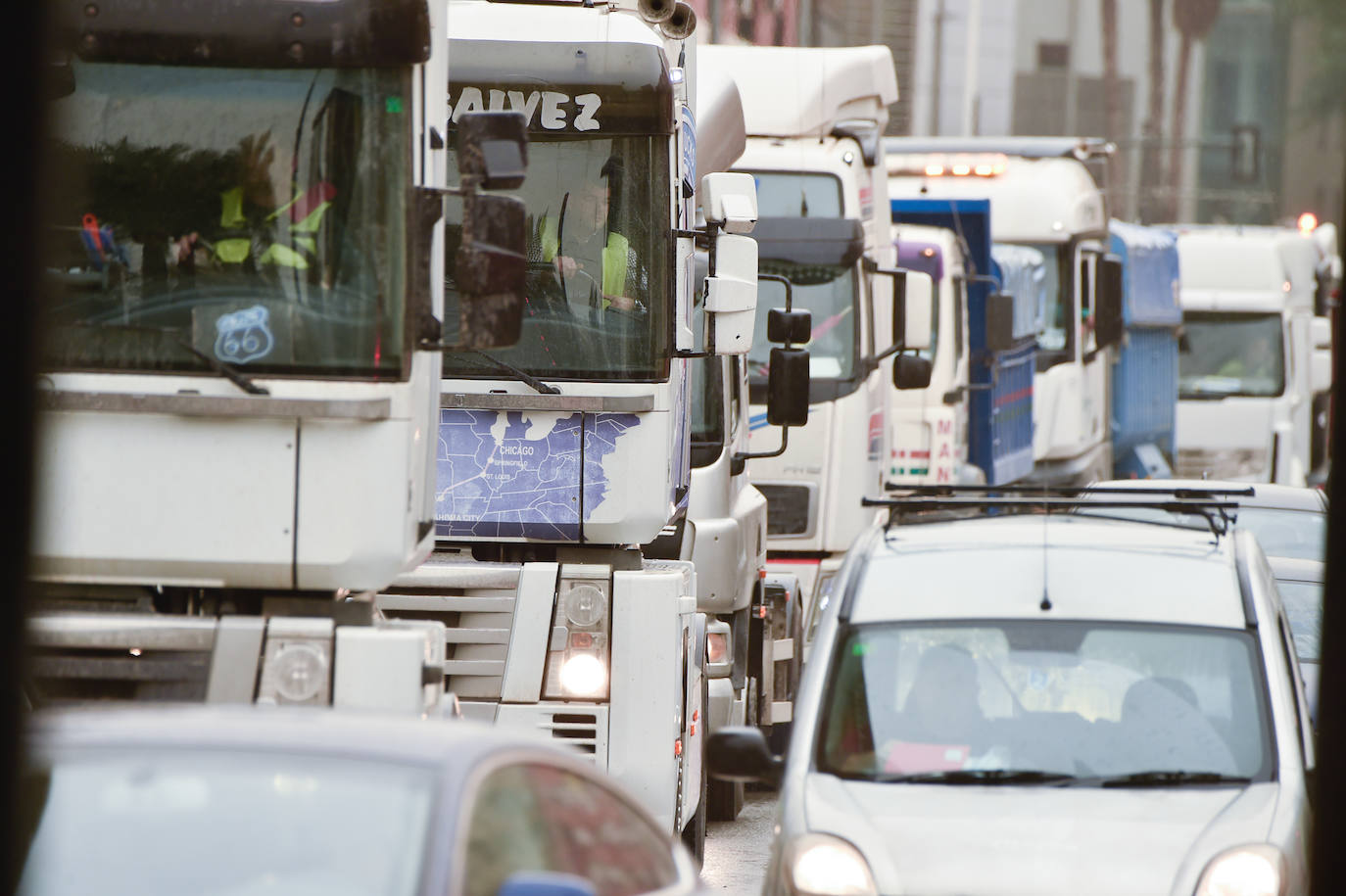 Fotos: El centro de Murcia se llena de camiones por la huelga de transporte