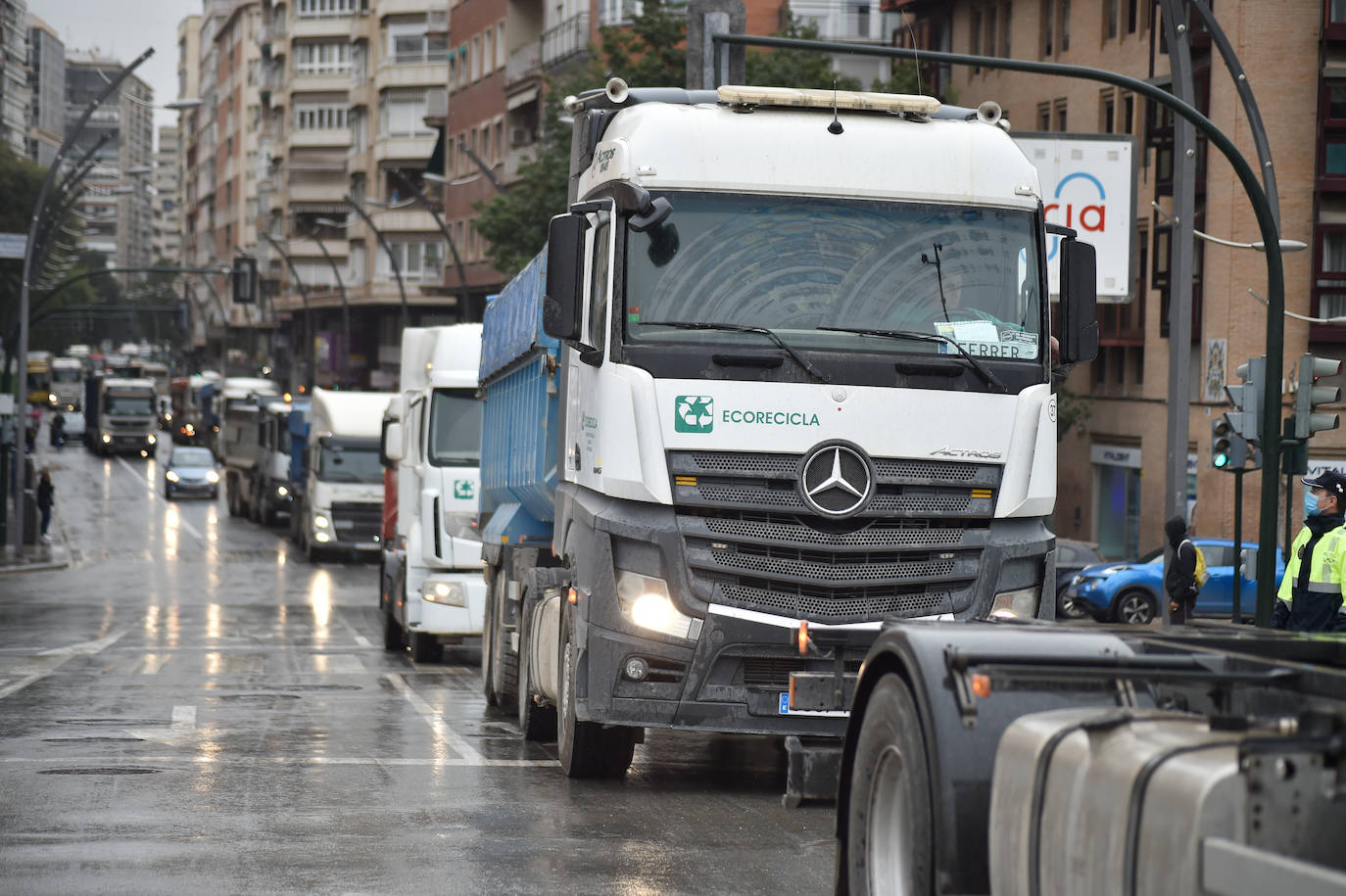 Fotos: El centro de Murcia se llena de camiones por la huelga de transporte