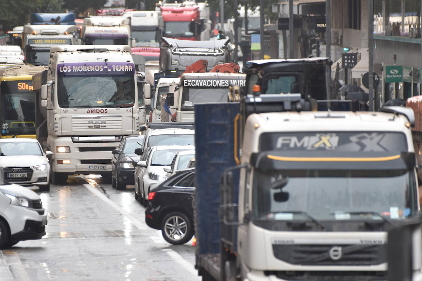 Fotos: El centro de Murcia se llena de camiones por la huelga de transporte