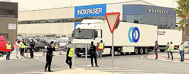 Miembros de los piquetes de la huelga del transporte, junto a agentes de la Policía, ayer, en la zona del polígono industrial de La Serreta, en Molina de Segura. 
