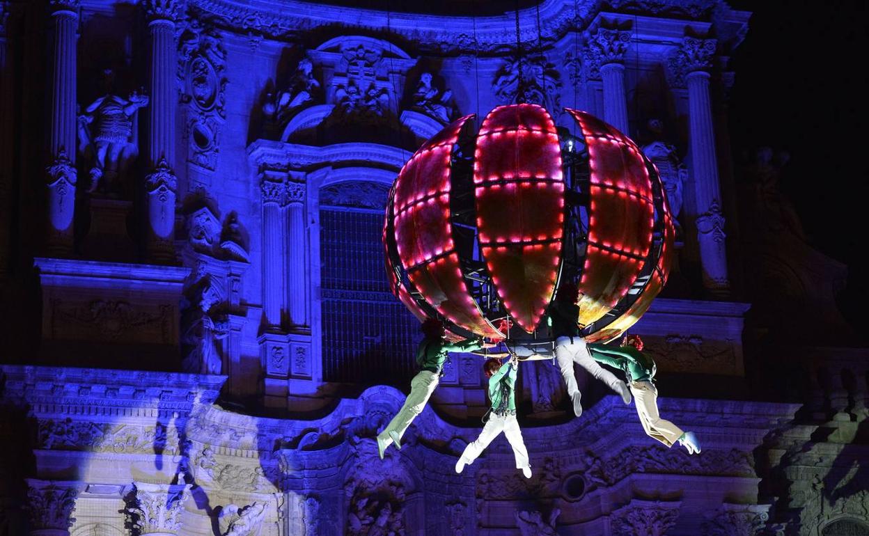 Imagen de archivo de un espectáculo de teatro aéreo en la plaza de Belluga en 2019. 