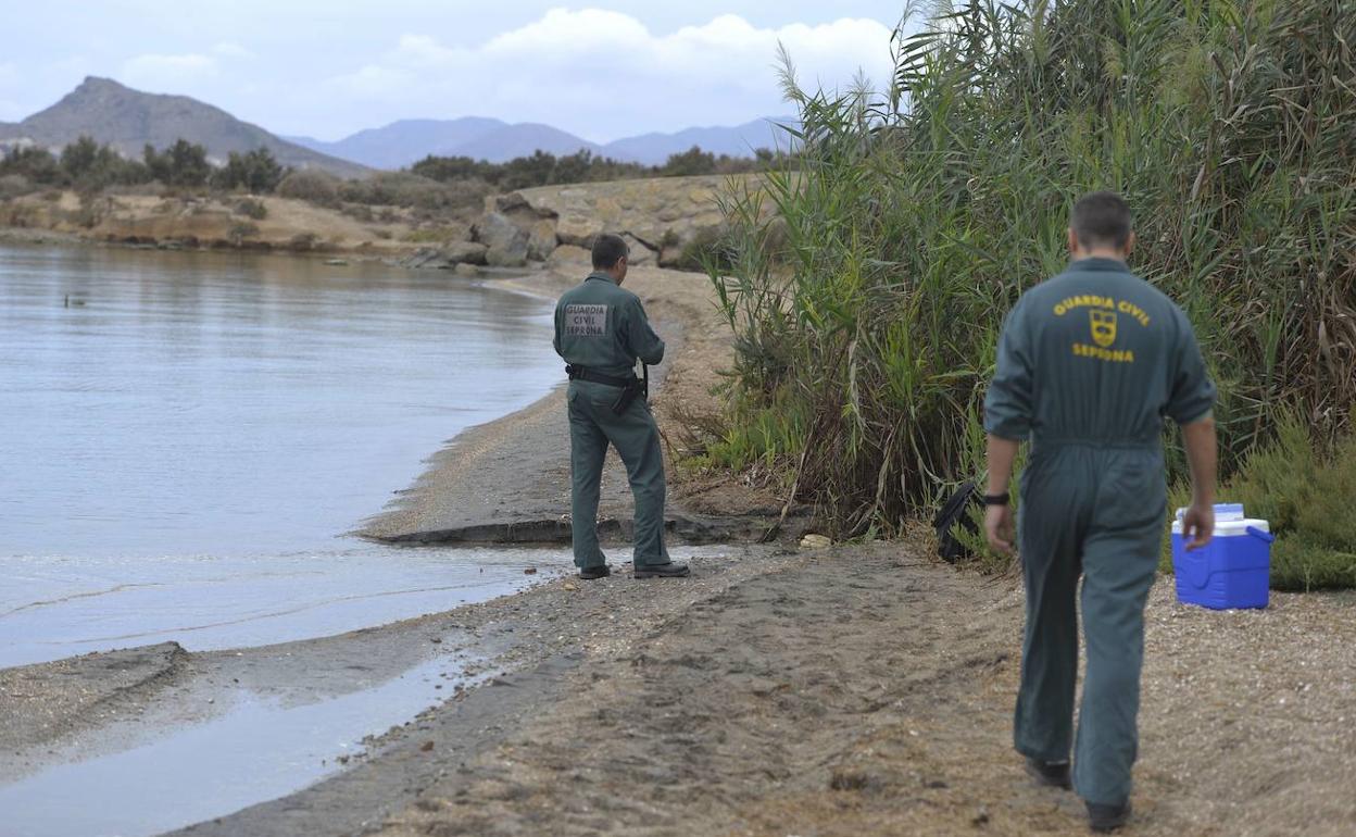 Agentes del Seprona toman muestra de un vertido en el Mar Menor, en una imagen de archivo.