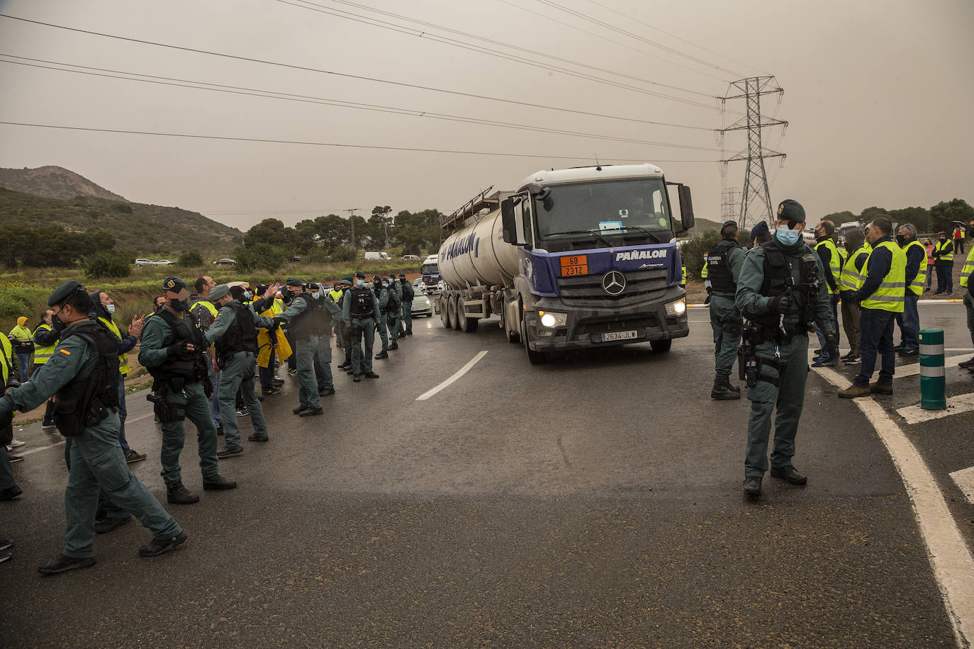 Fotos: Camiones escoltados por la Guardia Civil en el Valle de Escombreras