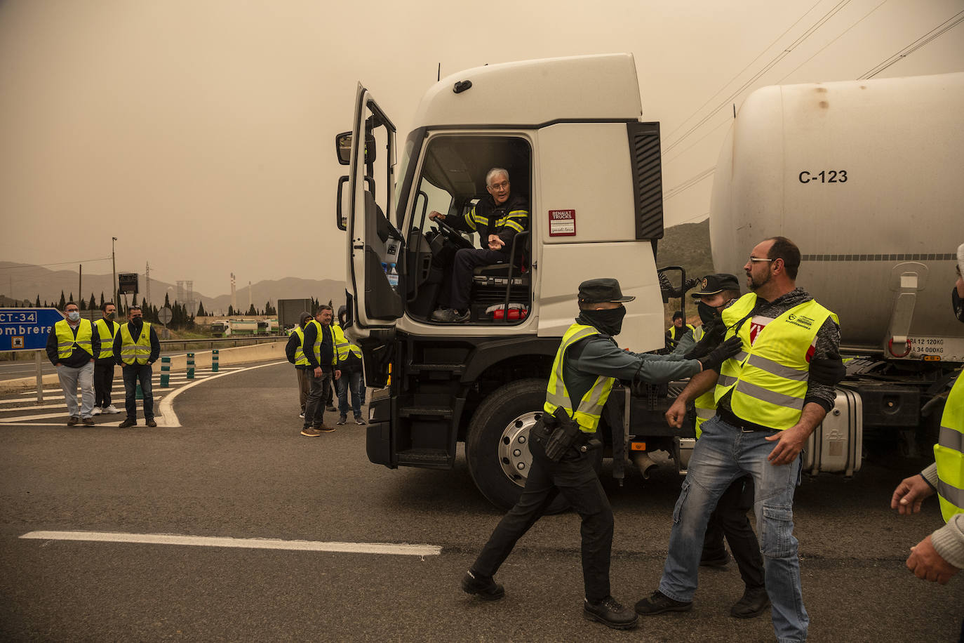 Fotos: Camiones escoltados por la Guardia Civil en el Valle de Escombreras