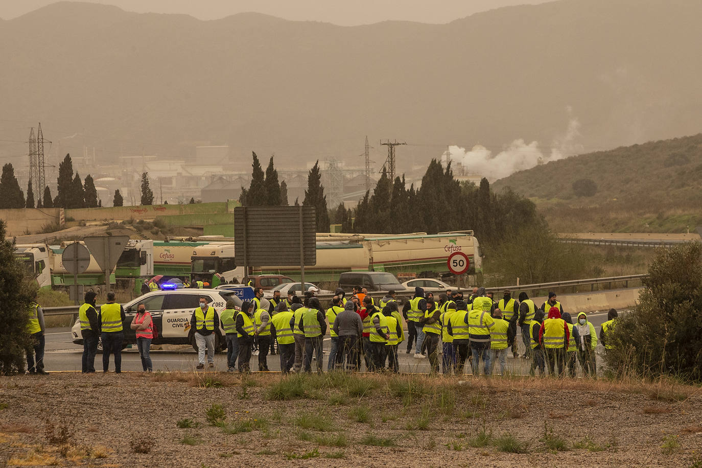Fotos: Camiones escoltados por la Guardia Civil en el Valle de Escombreras