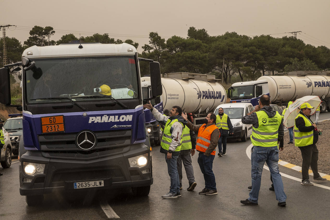 Fotos: Camiones escoltados por la Guardia Civil en el Valle de Escombreras