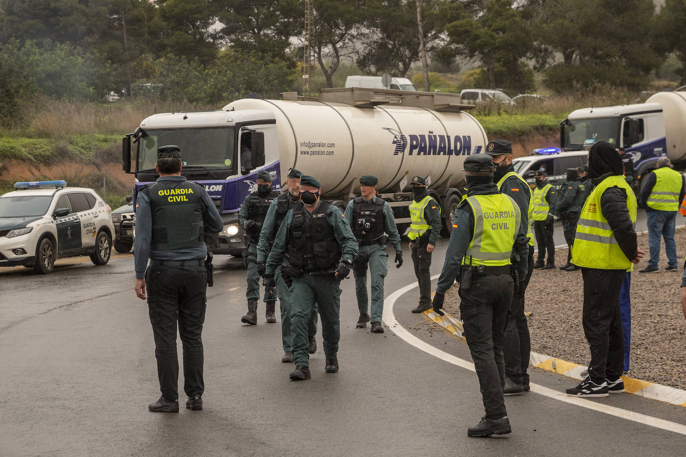 Fotos: Camiones escoltados por la Guardia Civil en el Valle de Escombreras