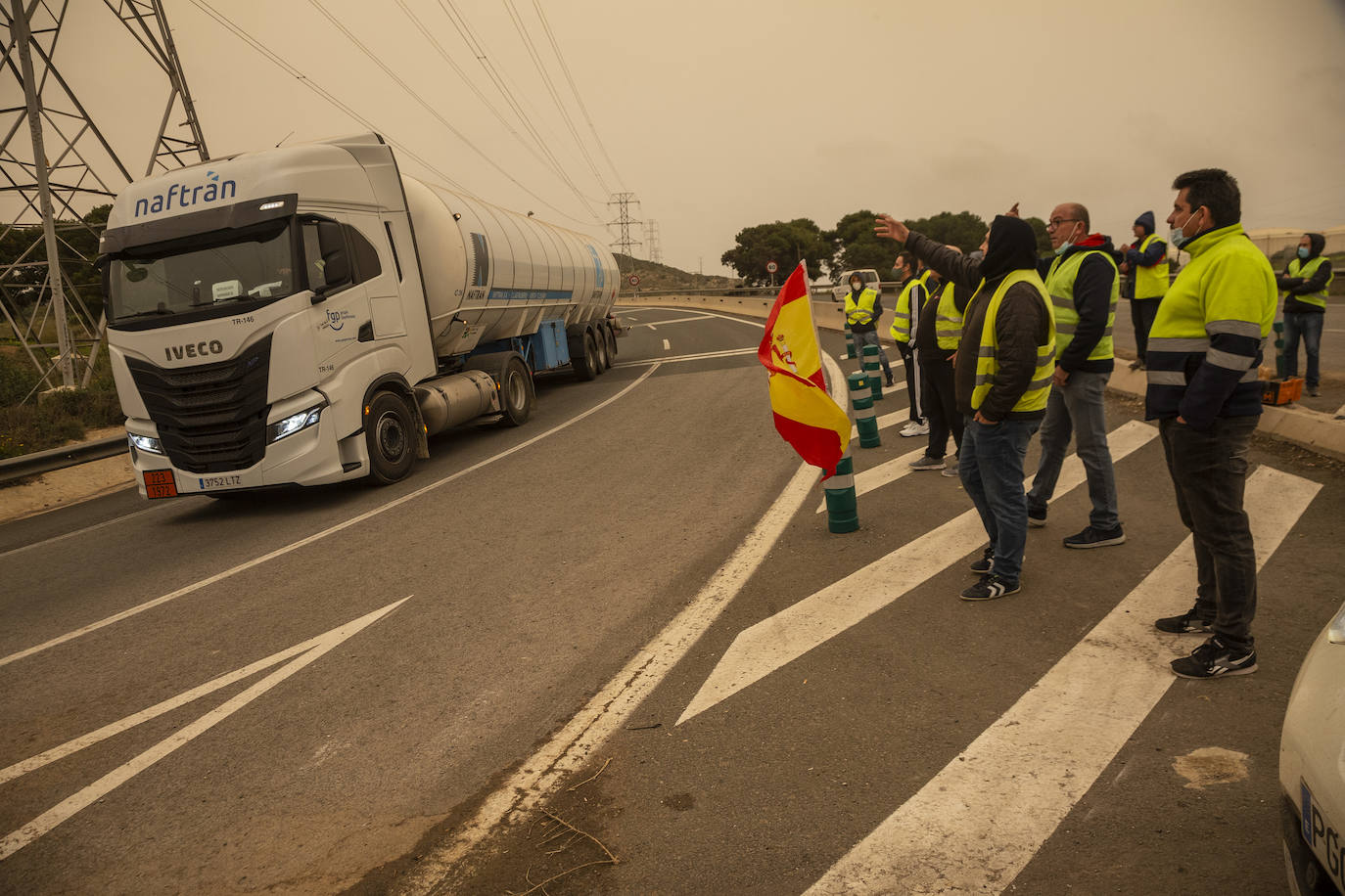 Fotos: Camiones escoltados por la Guardia Civil en el Valle de Escombreras