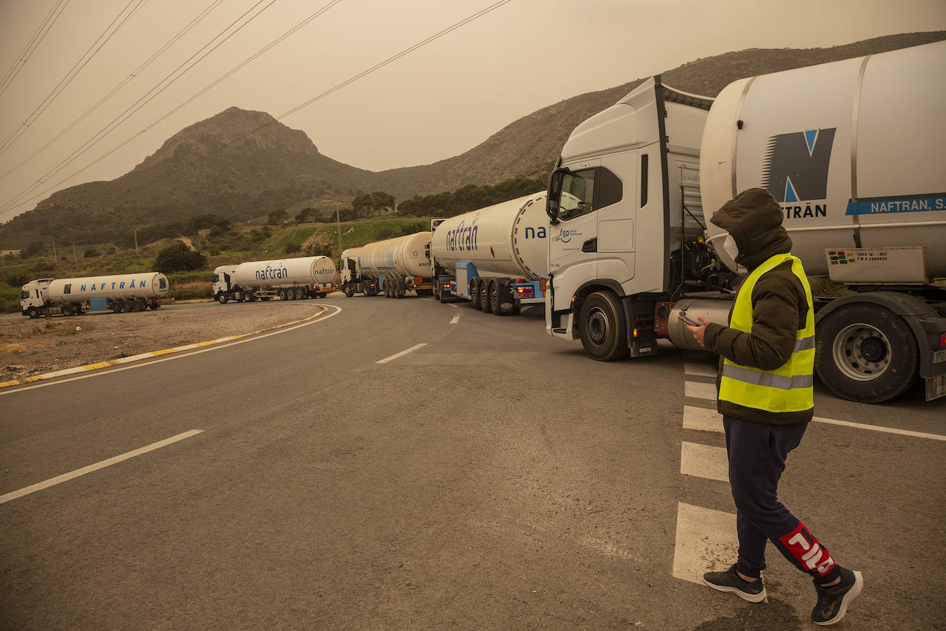 Fotos: Camiones escoltados por la Guardia Civil en el Valle de Escombreras