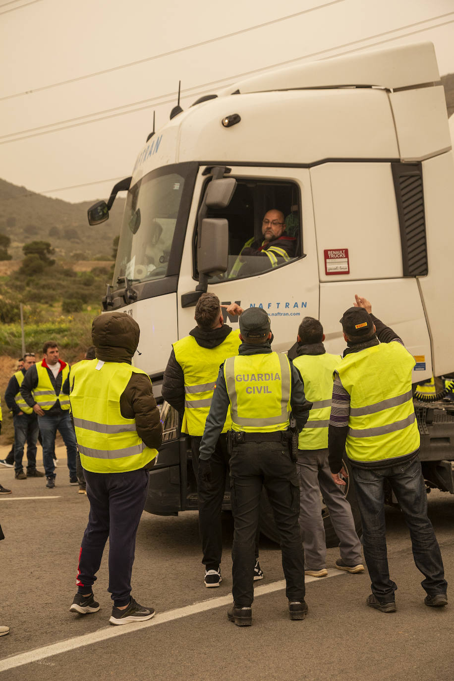 Fotos: Camiones escoltados por la Guardia Civil en el Valle de Escombreras