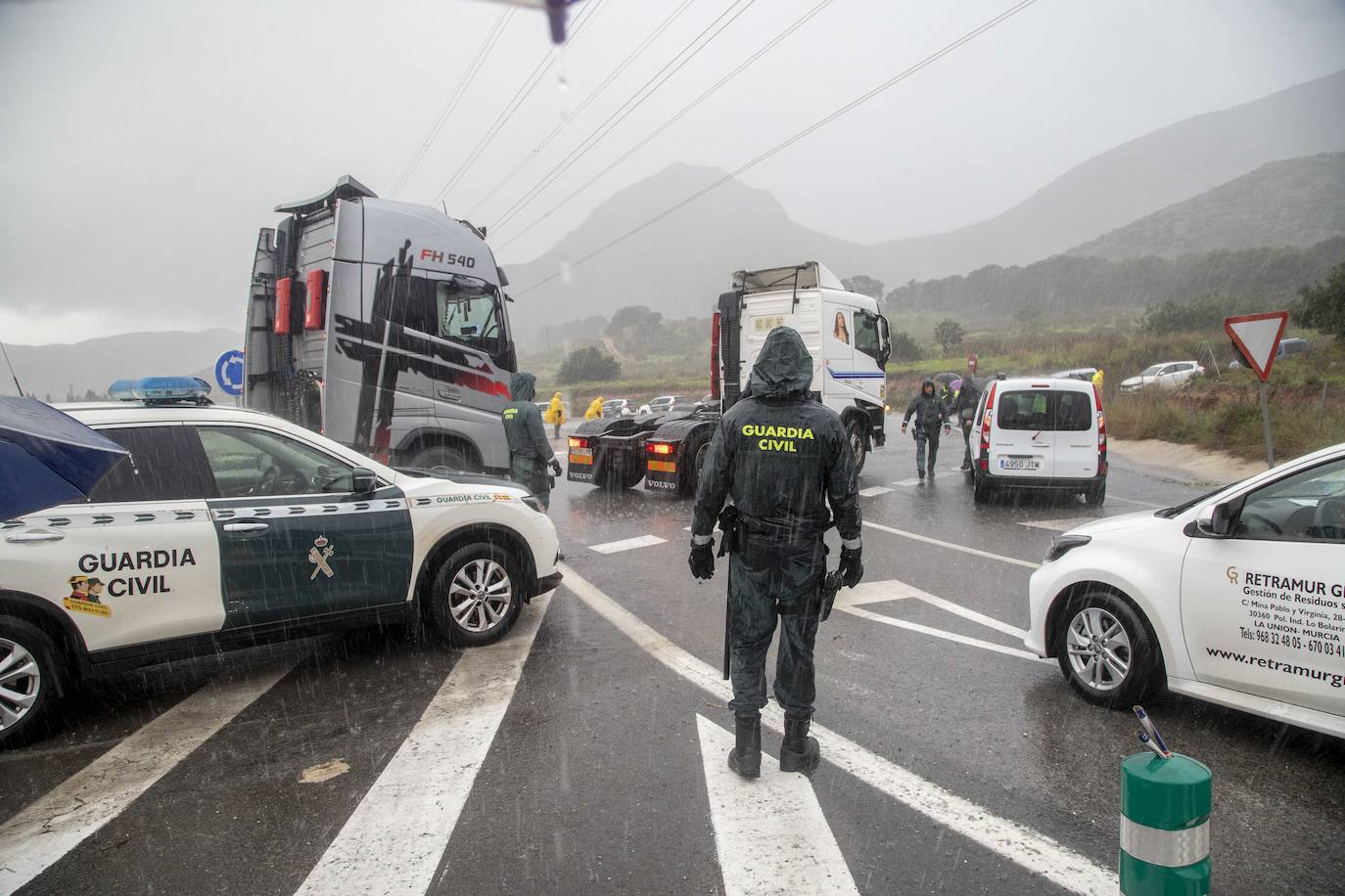 Fotos: La Guardia Civil facilita el paso de camiones a Escombreras