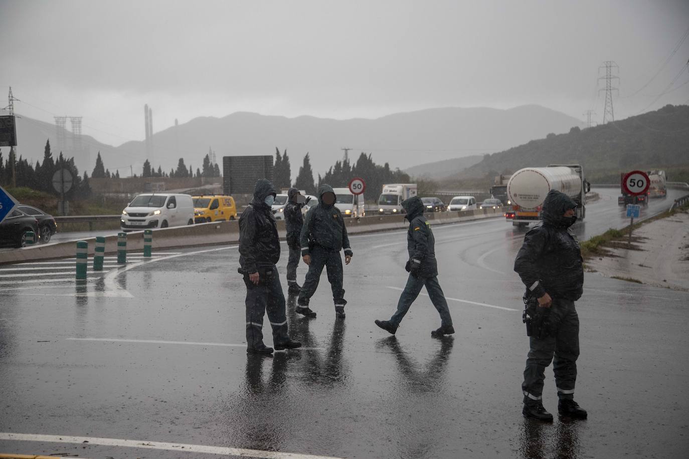 Fotos: La Guardia Civil facilita el paso de camiones a Escombreras