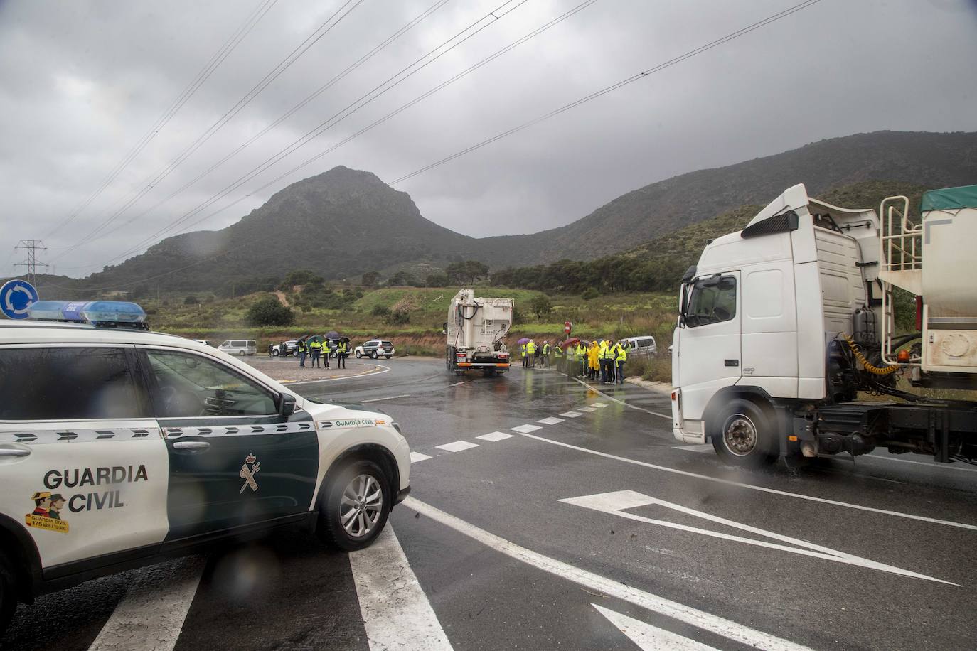 Fotos: La Guardia Civil facilita el paso de camiones a Escombreras
