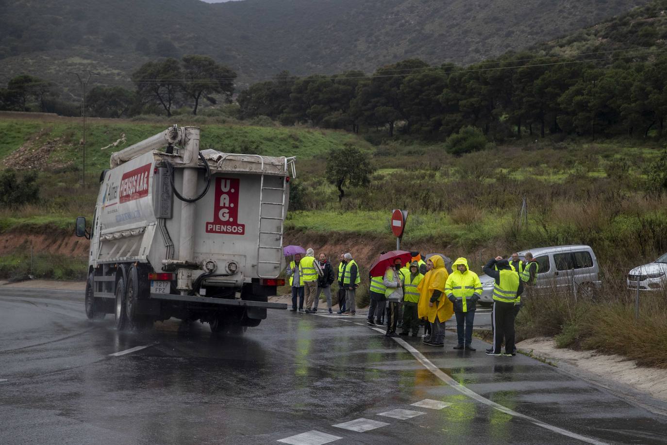 Fotos: La Guardia Civil facilita el paso de camiones a Escombreras