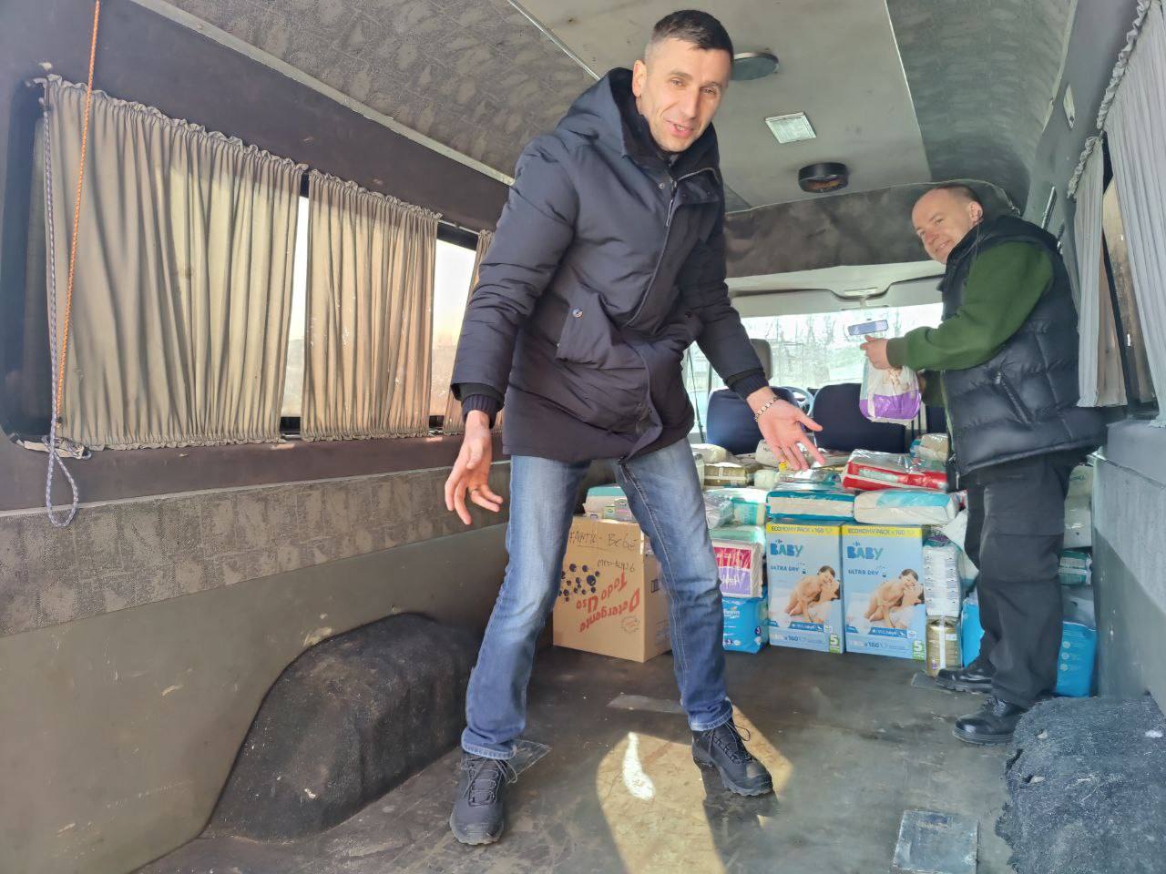 Fotos: El reparto en Ucrania de la ayuda del convoy de la UMU, en imágenes